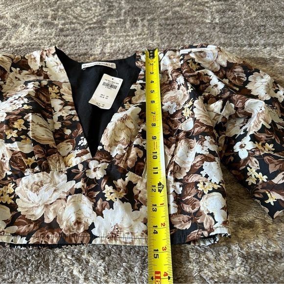 NWT Abercrombie & Fitch Deep V Neck Crop Blouse Brown Floral - Picture 4 of 9